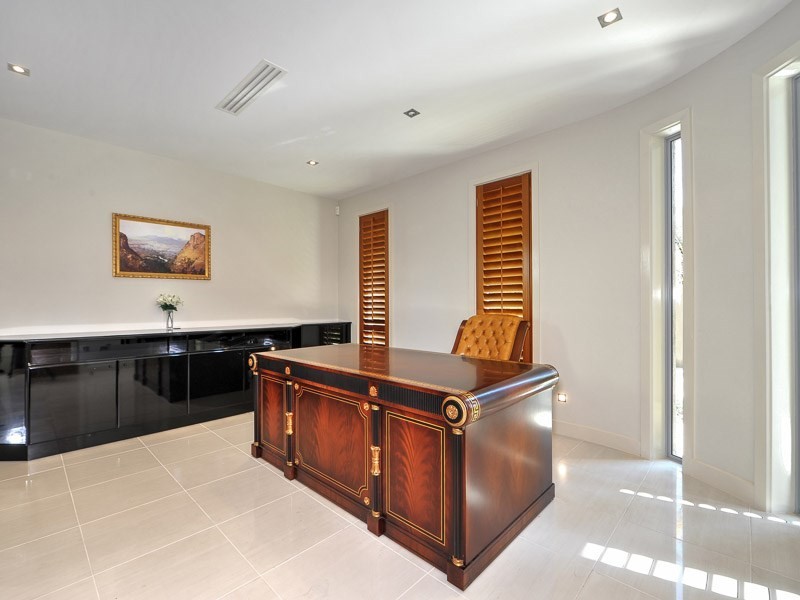 9 King James Court, Paradise Point QLD 4216