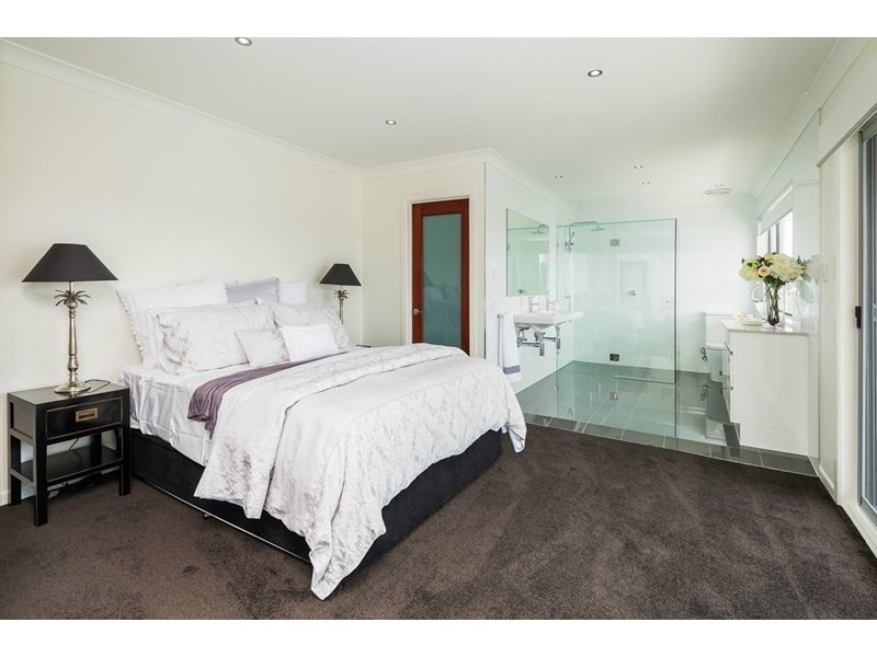 5 Pebble Beach Drive, Runaway Bay QLD 4216