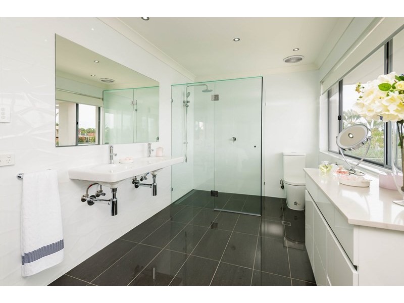 5 Pebble Beach Drive, Runaway Bay QLD 4216