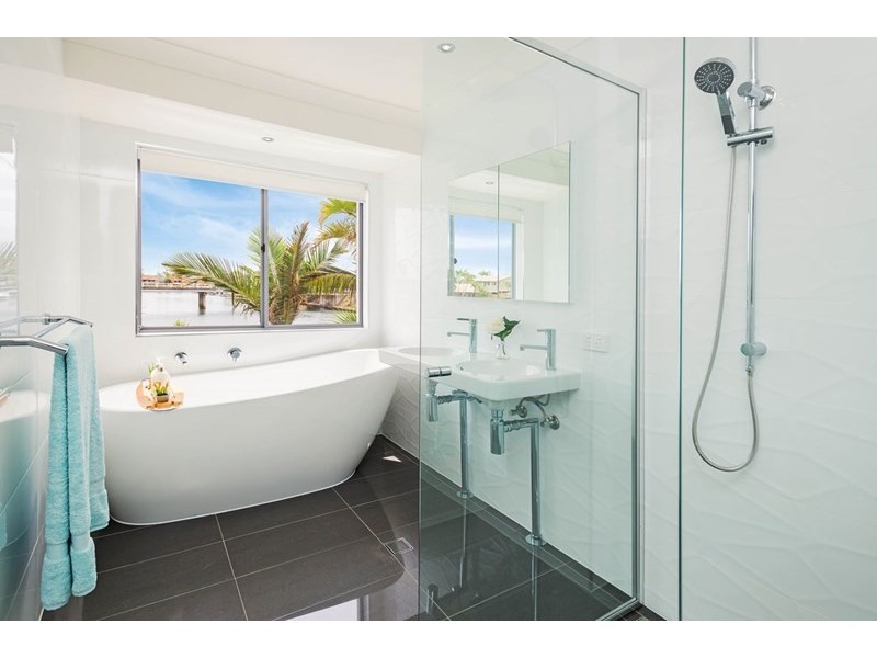 5 Pebble Beach Drive, Runaway Bay QLD 4216