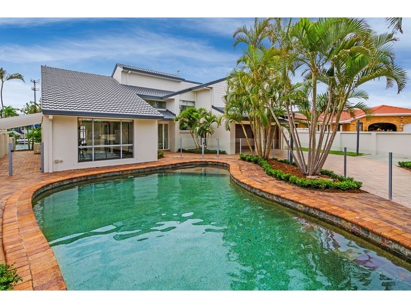 5 Pebble Beach Drive, Runaway Bay QLD 4216