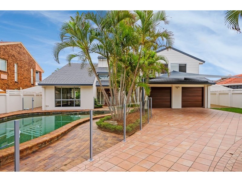 5 Pebble Beach Drive, Runaway Bay QLD 4216