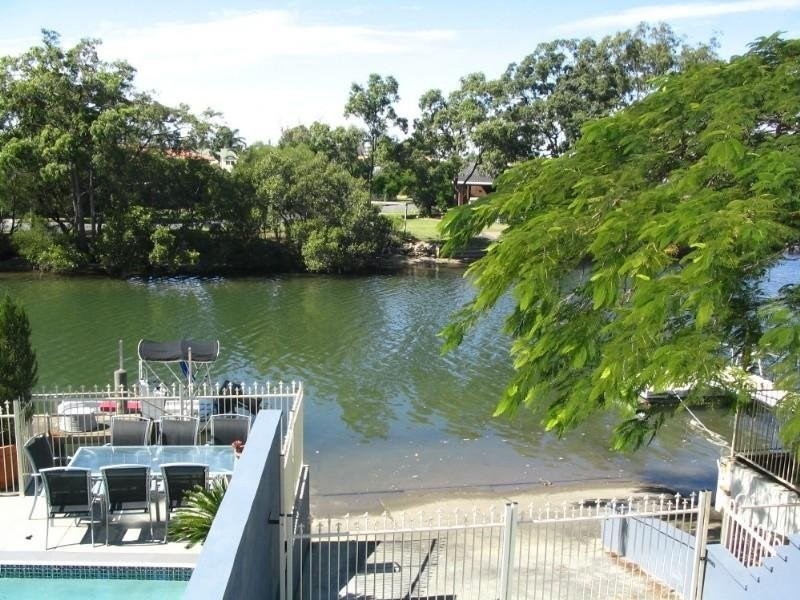 2/5 Perry Place, Biggera Waters QLD 4216