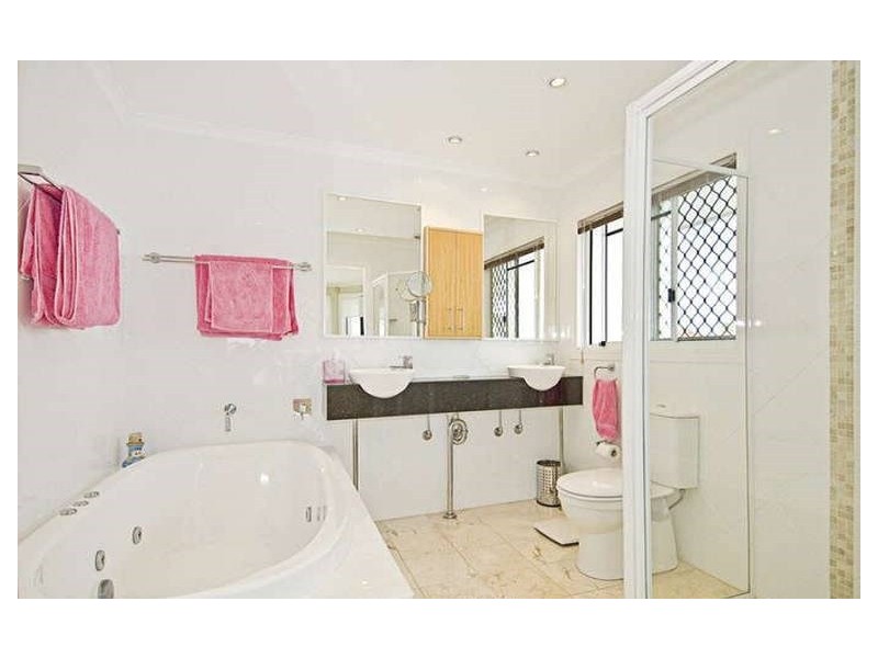 27 Nirvana Court, Runaway Bay QLD 4216