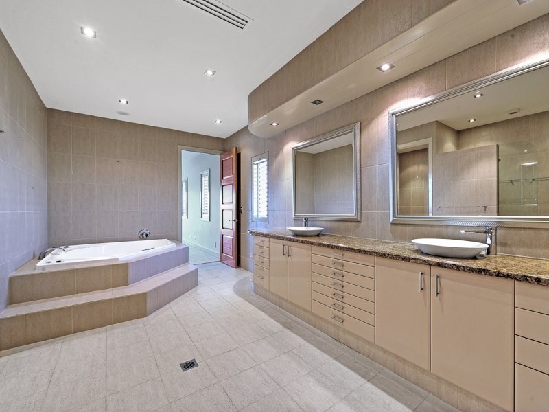 9 King James Court, Paradise Point QLD 4216