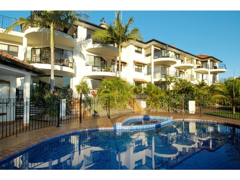 12 Canal Avenue, Runaway Bay QLD 4216