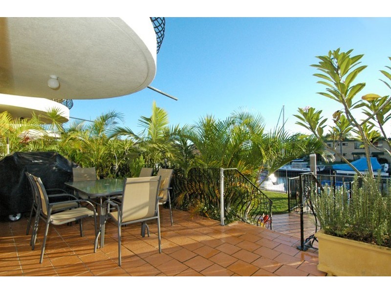 12 Canal Avenue, Runaway Bay QLD 4216