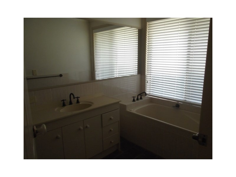 28 Akoonah Street, Hope Island QLD 4212