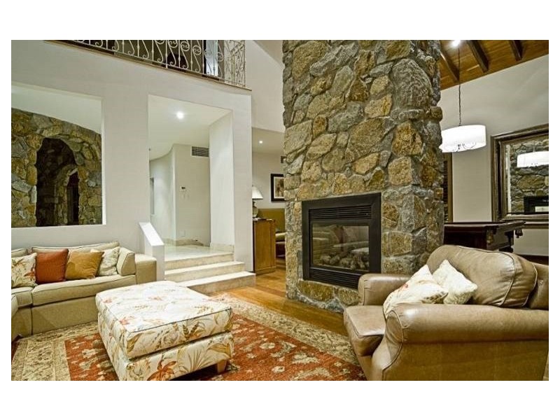 52 Royal Albert Crescent, Sovereign Islands QLD 4216