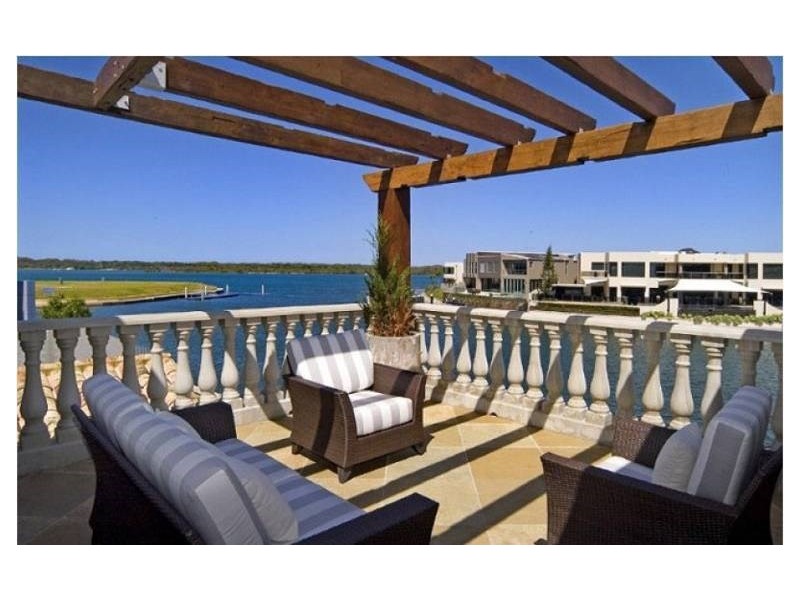 52 Royal Albert Crescent, Sovereign Islands QLD 4216