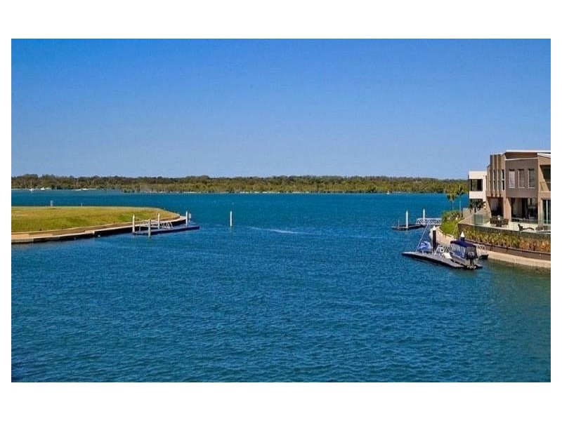 52 Royal Albert Crescent, Sovereign Islands QLD 4216