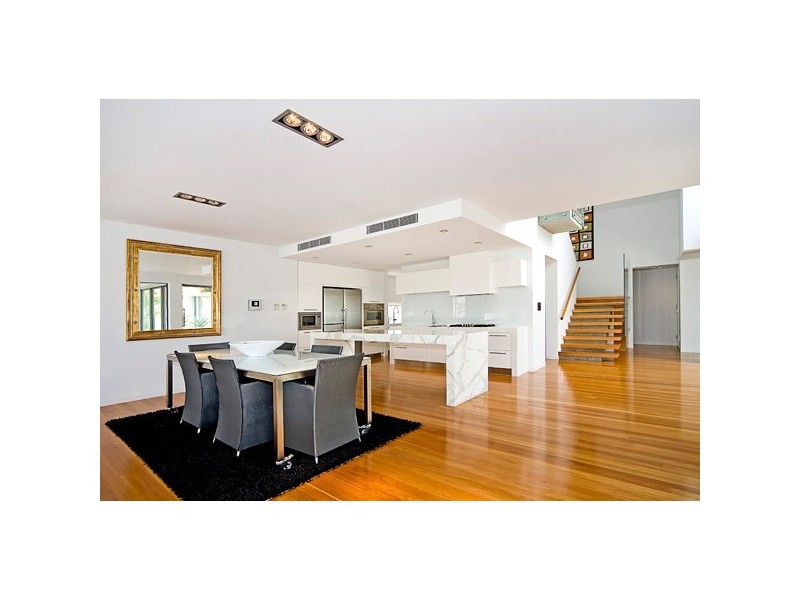 33 Knightsbridge Parade East, Sovereign Islands QLD 4216