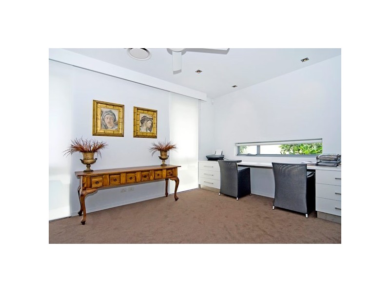 33 Knightsbridge Parade East, Sovereign Islands QLD 4216