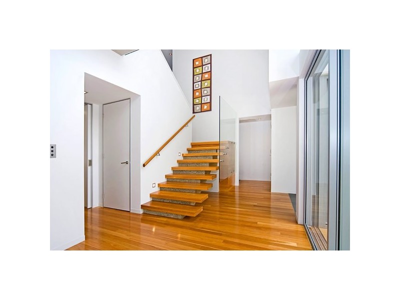 33 Knightsbridge Parade East, Sovereign Islands QLD 4216