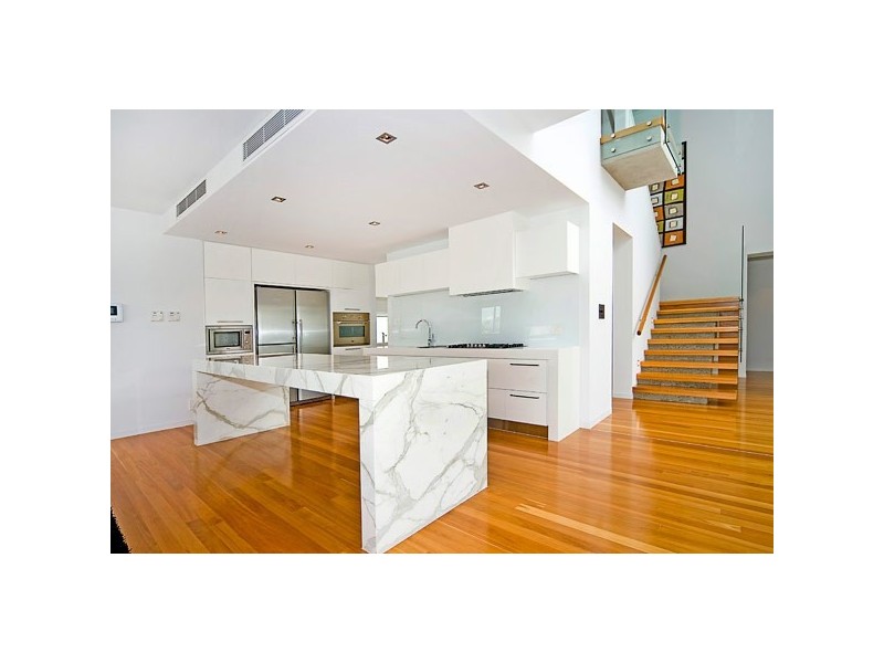 33 Knightsbridge Parade East, Sovereign Islands QLD 4216