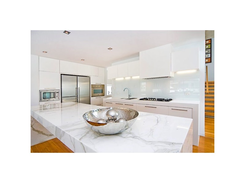 33 Knightsbridge Parade East, Sovereign Islands QLD 4216