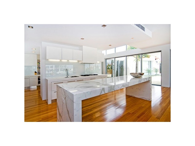 33 Knightsbridge Parade East, Sovereign Islands QLD 4216