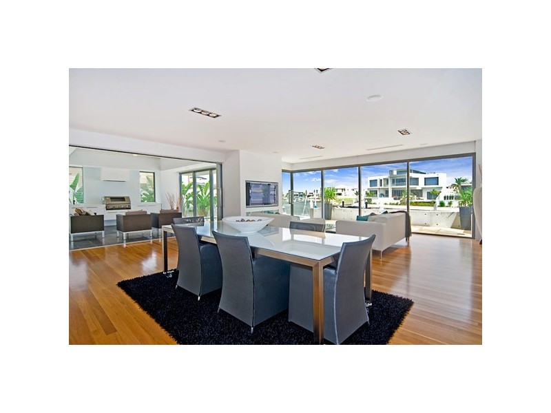 33 Knightsbridge Parade East, Sovereign Islands QLD 4216