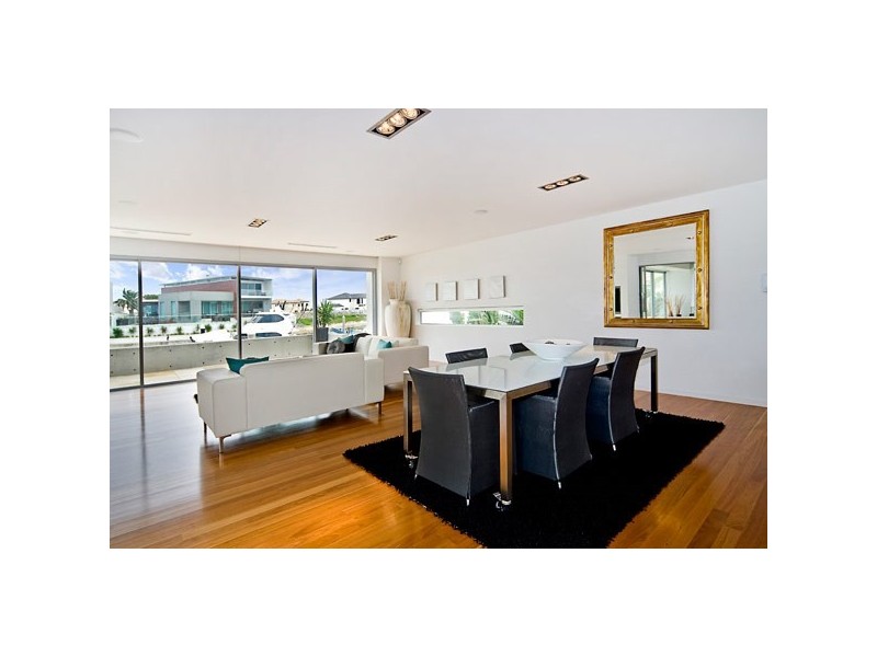 33 Knightsbridge Parade East, Sovereign Islands QLD 4216