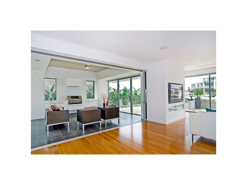33 Knightsbridge Parade East, Sovereign Islands QLD 4216