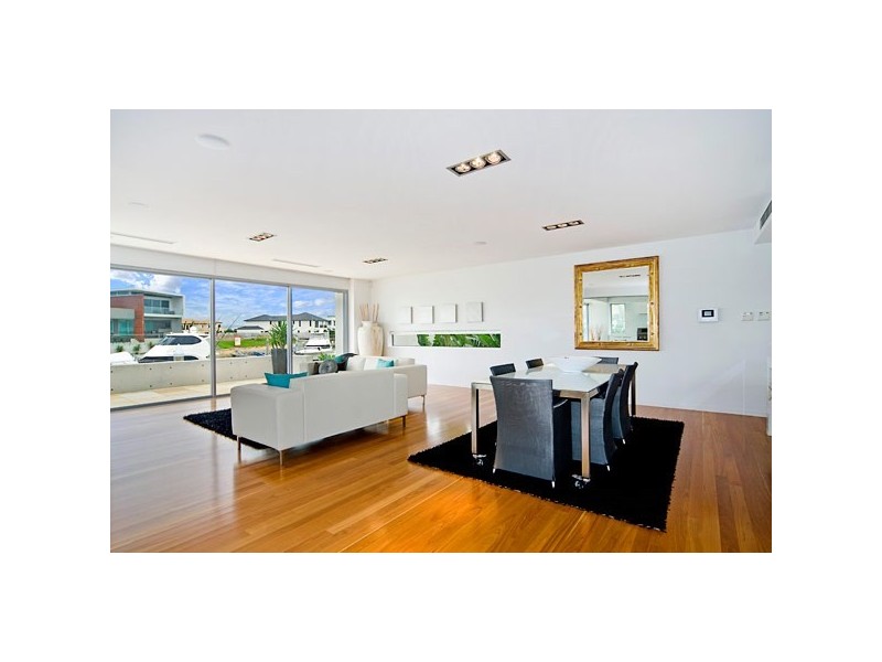 33 Knightsbridge Parade East, Sovereign Islands QLD 4216