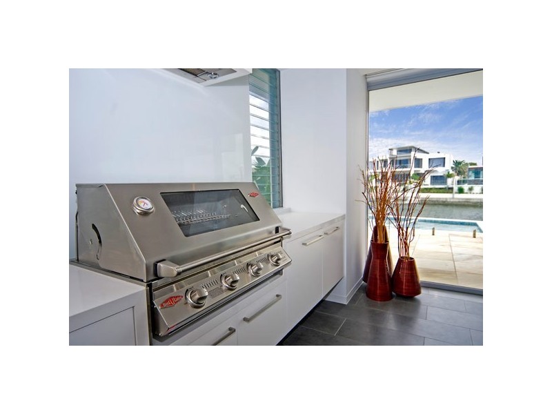 33 Knightsbridge Parade East, Sovereign Islands QLD 4216