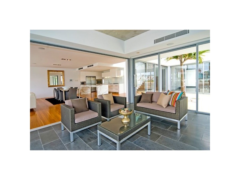 33 Knightsbridge Parade East, Sovereign Islands QLD 4216
