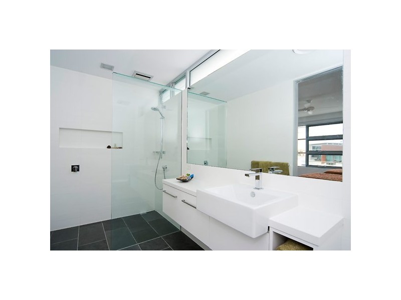 33 Knightsbridge Parade East, Sovereign Islands QLD 4216