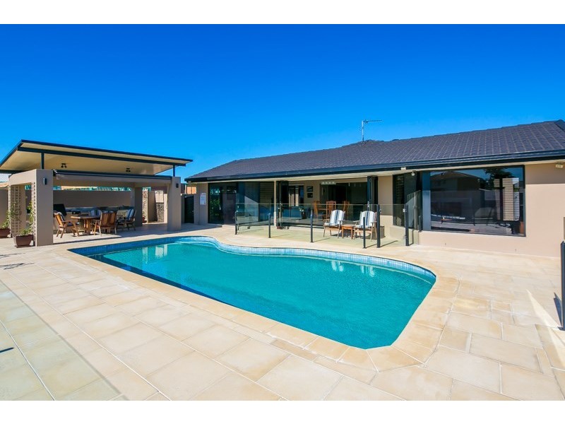 8 Erave Avenue, Runaway Bay QLD 4216