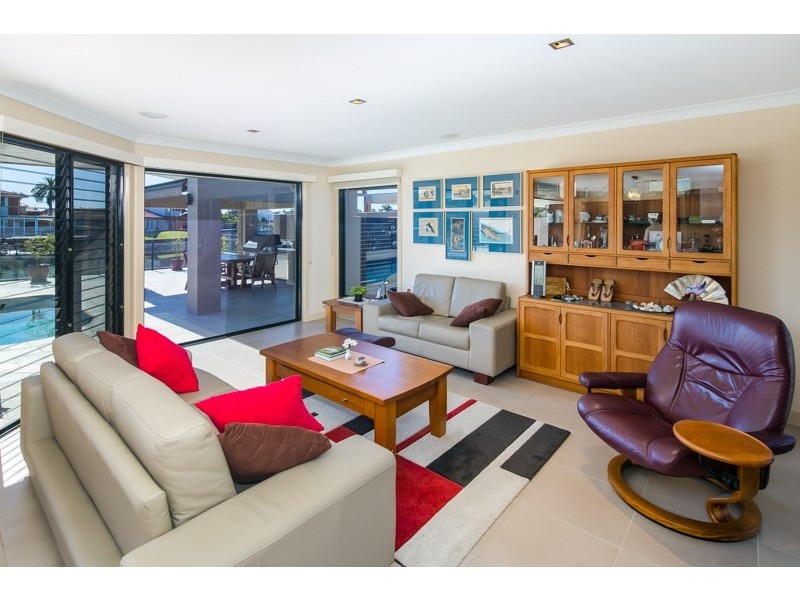 8 Erave Avenue, Runaway Bay QLD 4216