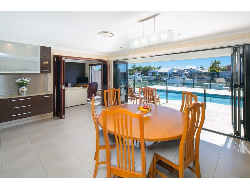 8 Erave Avenue, Runaway Bay QLD 4216