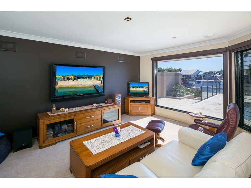 8 Erave Avenue, Runaway Bay QLD 4216