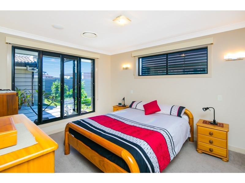 8 Erave Avenue, Runaway Bay QLD 4216