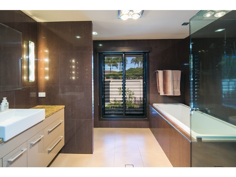 8 Erave Avenue, Runaway Bay QLD 4216