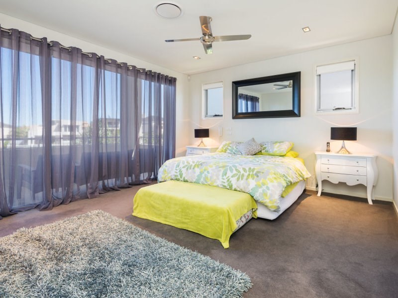 4 Westminster Court, Sovereign Islands QLD 4216