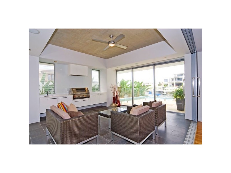 33 Knightsbridge Parade East, Sovereign Islands QLD 4216