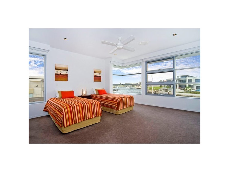 33 Knightsbridge Parade East, Sovereign Islands QLD 4216