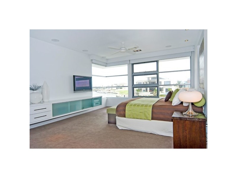 33 Knightsbridge Parade East, Sovereign Islands QLD 4216