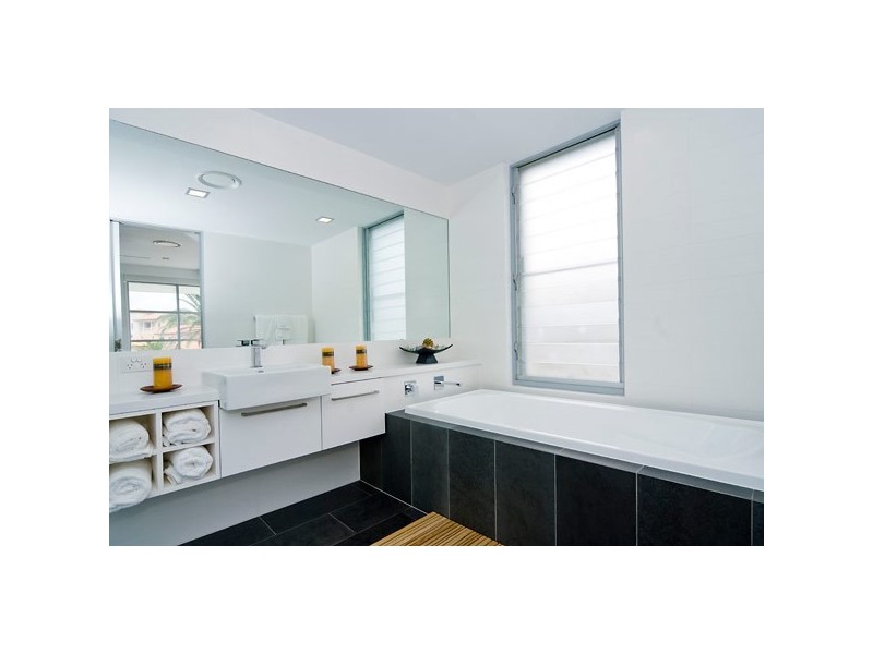 33 Knightsbridge Parade East, Sovereign Islands QLD 4216