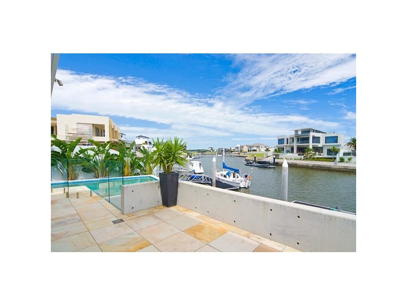33 Knightsbridge Parade East, Sovereign Islands QLD 4216
