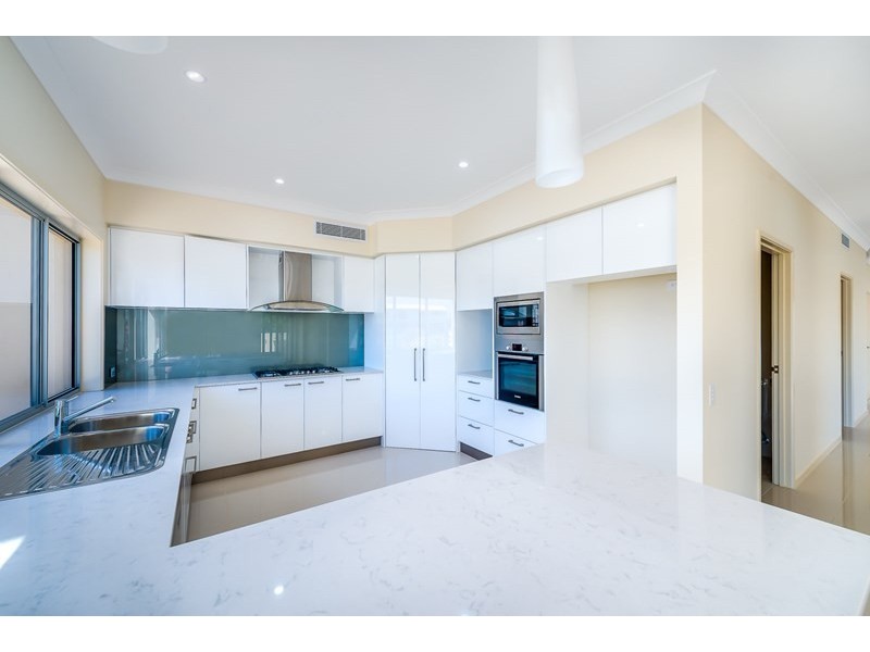 2/5 Huon Crescent, Runaway Bay QLD 4216