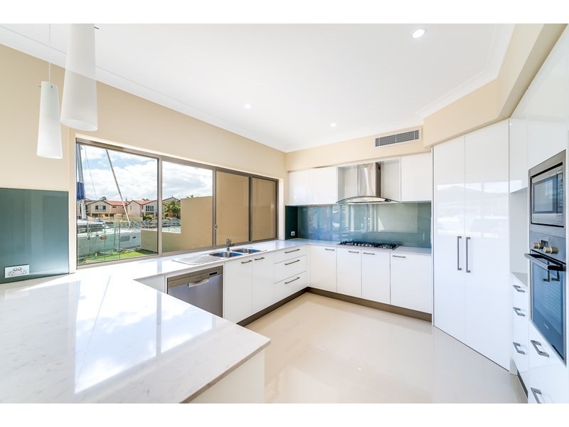 2/5 Huon Crescent, Runaway Bay QLD 4216