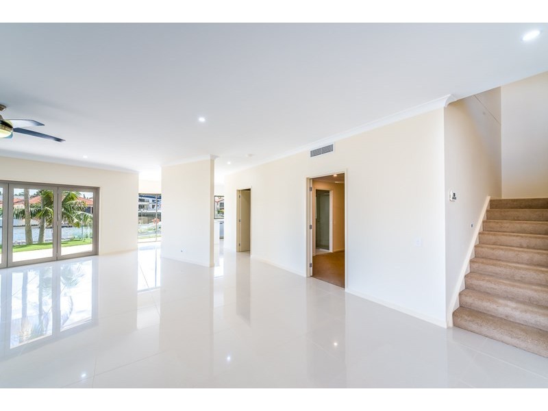 2/5 Huon Crescent, Runaway Bay QLD 4216