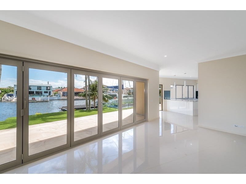 2/5 Huon Crescent, Runaway Bay QLD 4216