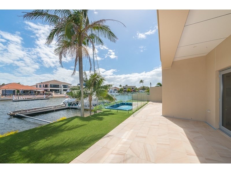 2/5 Huon Crescent, Runaway Bay QLD 4216