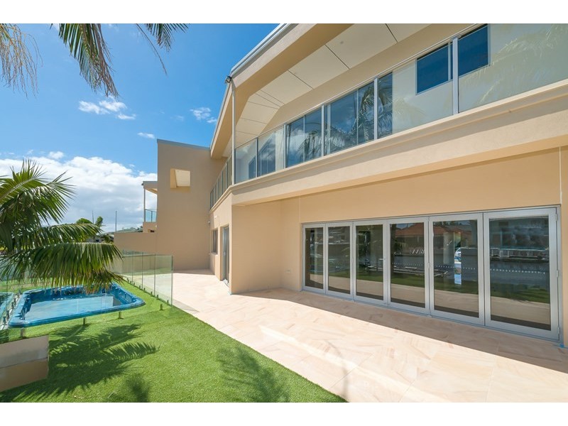 2/5 Huon Crescent, Runaway Bay QLD 4216