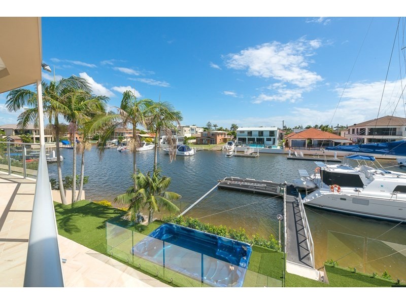 2/5 Huon Crescent, Runaway Bay QLD 4216