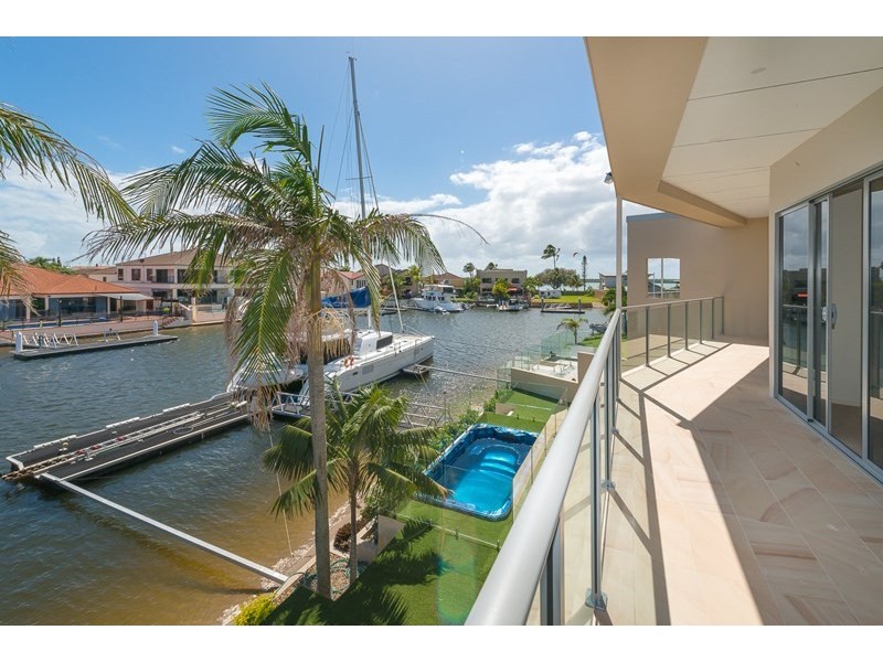 2/5 Huon Crescent, Runaway Bay QLD 4216