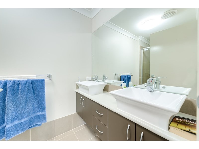 4/10 Middle Street, Labrador QLD 4215