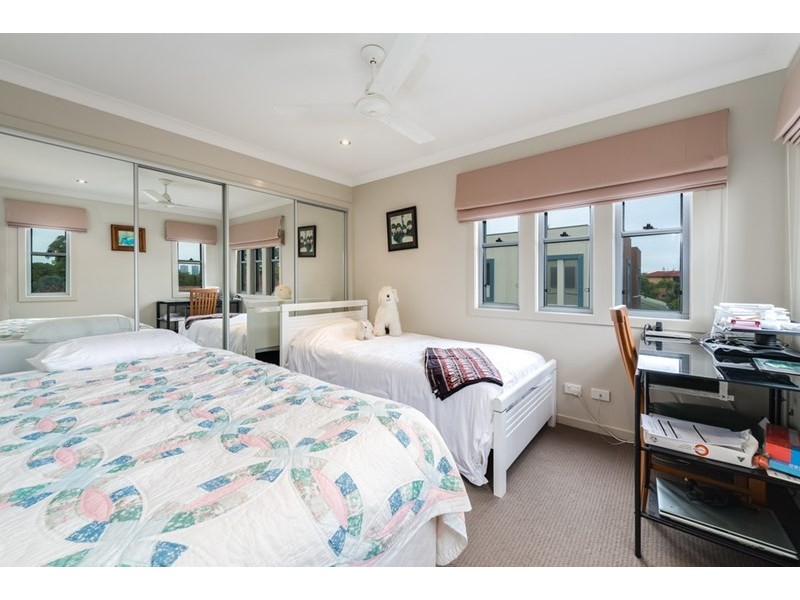 4/10 Middle Street, Labrador QLD 4215